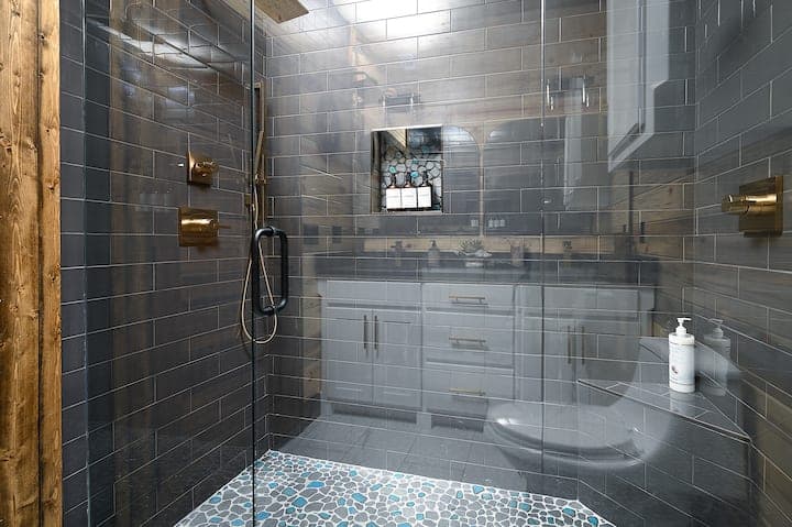 Full bathroom 1 image 1