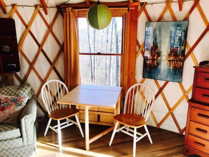 Table expands to seat 2-6 people