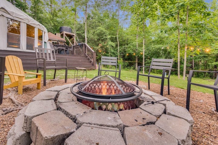"Amazing experience, clean, nature friendly and right next to the lake. Amazing experience."