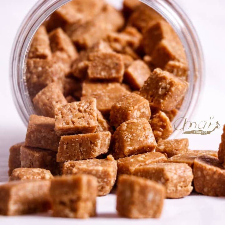 10 Cubes de sucre brun écologique dans un bocal en verre.