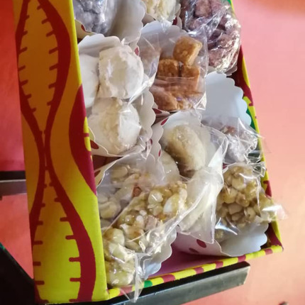 Bateaux de bonbons artisanaux emballés dans des sachets en plastique transparents.