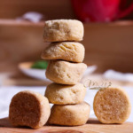 Pâtisseries marocaines traditionnelles empilées, délicieuses et croustillantes.