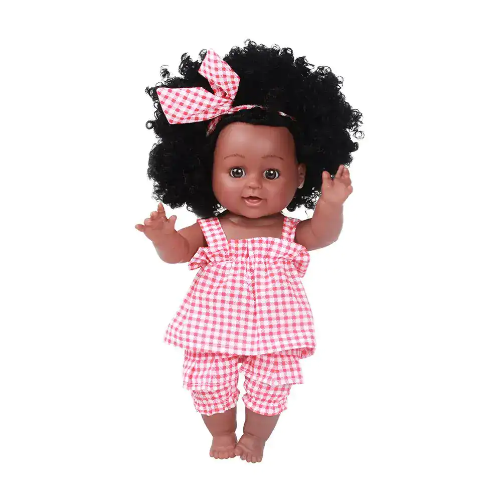Doll en poussette avec tenue en vichy rouge et blanc, gros nœud sur la tête, style bébé réaliste pour jouets et collections.