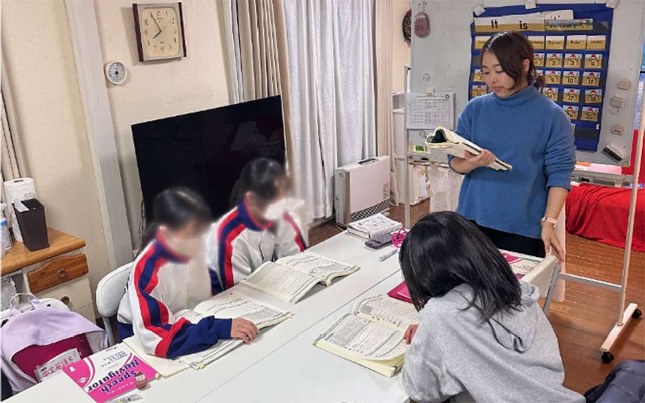 英語を学ぶ中学生