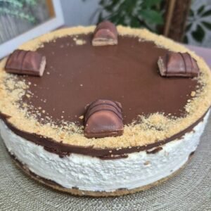 Round Nutella Kinder Bueno no-bake cake with creamy mascarpone layer, crunchy biscuit crust, and smooth Nutella top