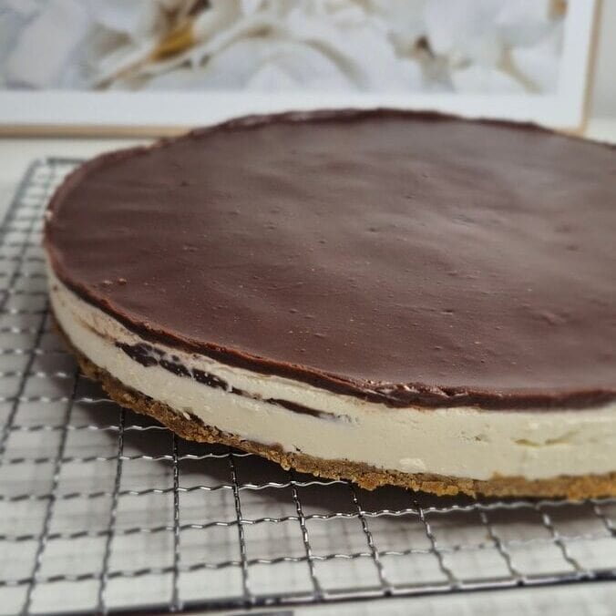 Whole no-bake Nutella cake with biscuit base, mascarpone cream filling, and chocolate topping