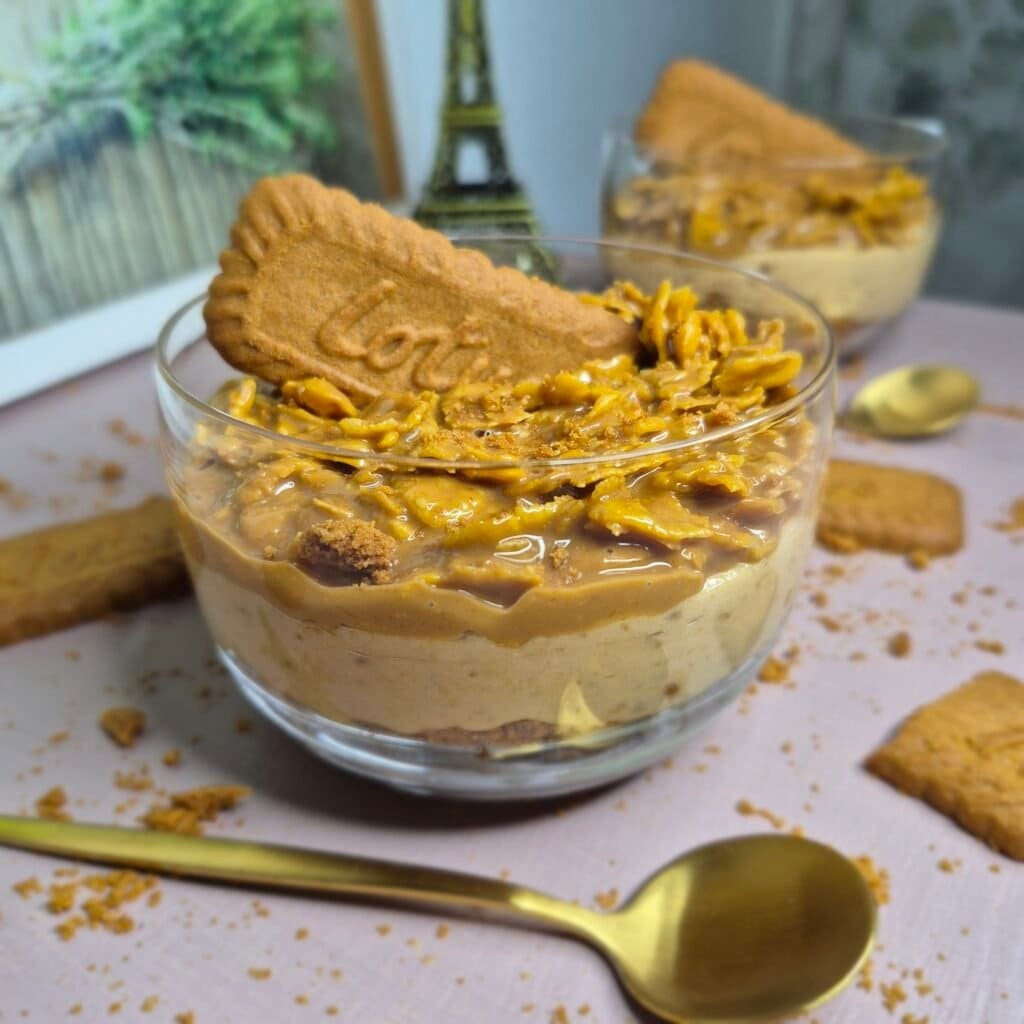 Crunchy Lotus Biscoff dessert in a glass with creamy layers and crispy cornflake topping