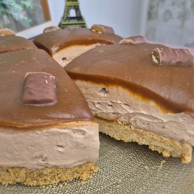 Twix caramel cheesecake slice