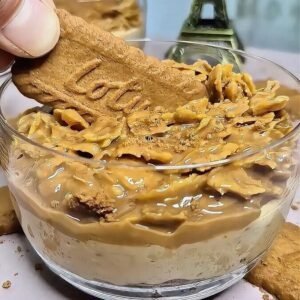 Crunchy Lotus Biscoff dessert in a glass with creamy filling, biscuit base, and crisp Biscoff cornflake topping