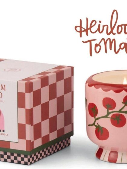 Vela aromática con diseño de tomate heirloom, perfecta para decorar y crear ambiente en tu hogar.