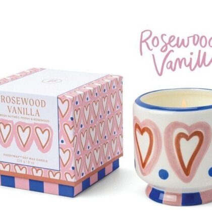 Vela aromática Rosewood Vanilla en tarro decorativo con corazones y puntos.
