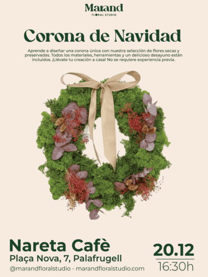 Árbol de Navidad con corona decorativa de flores y lazo en tonos rojos y verdes, ideal para decorar.