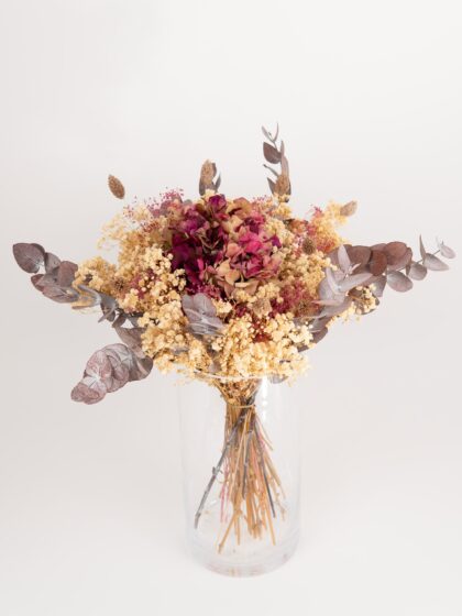 Ramo de flores secas en jarrón, decoración floral vintage y elegante.