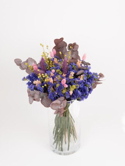 Flores secas y lavanda en jarrón, arreglo floral elegante y duradero para decoración.