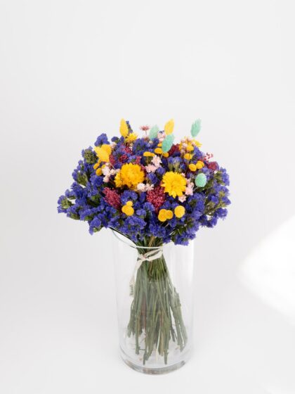 Ramo de flores variadas en jarrón de cristal, ideal para decoración y eventos especiales.