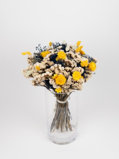 Flores secas en jarrón para decoración elegante y natural.
