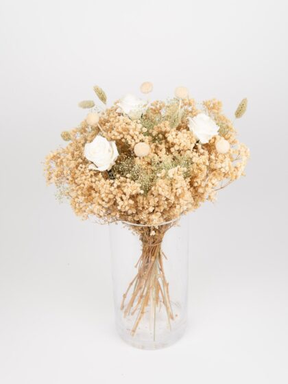 Ramo de flores secas y preservadas en tonos neutros y blancos, ideal para decoración elegante y dura.