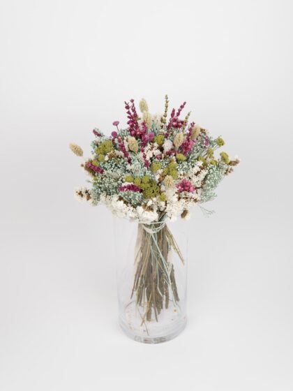 Ramo de flores secas en jarrón de cristal, ideal para decoración y regalos.