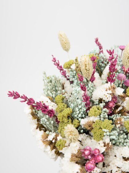 Ramo de flores secas y frescas en tonos pastel y vibrantes.