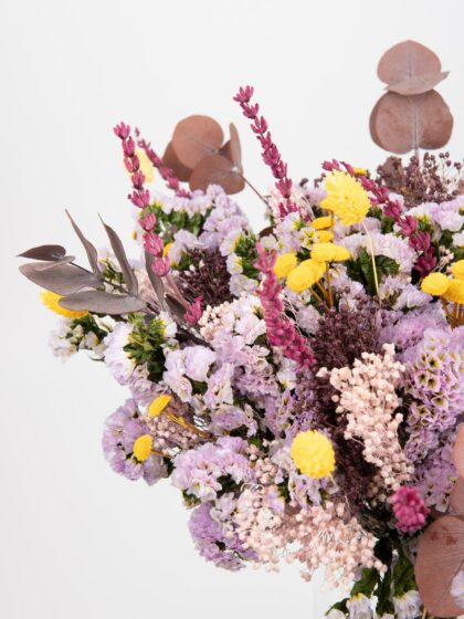 Ramo de flores silvestres en tonos pastel con eucalipto y flores variadas para arreglos florales.