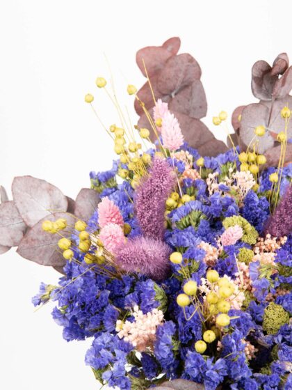 Ramo de flores con lavanda, eucalipto y flores amarillas en tonos morados y lilas.