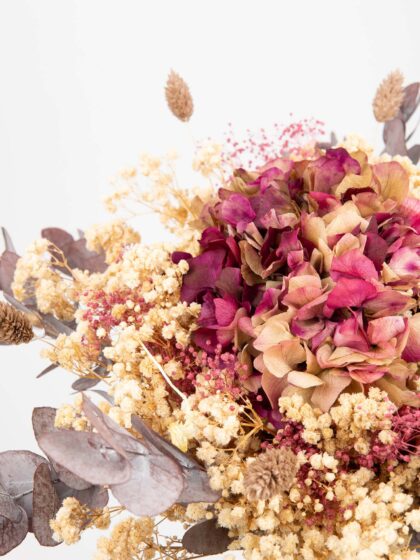 Ramo de flores secas con hortensias en tonos rosados y beige, ideal para decoración elegante y natur.