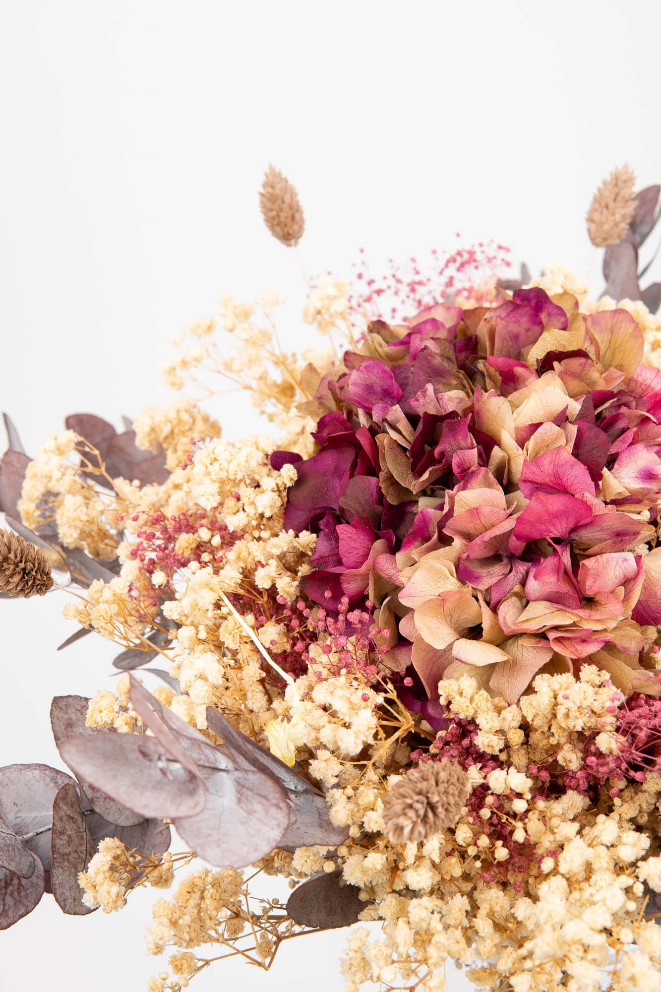Ramo de flores secas con hortensias en tonos rosados y beige, ideal para decoración elegante y natur.