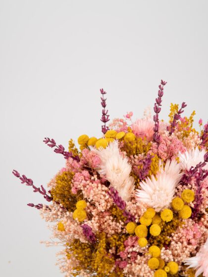 Ramo de flores secas y frescas en tonos pastel, ideal para decoración y regalos florales.