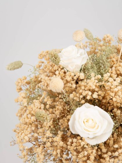 Ramo de flores secas y blancas para decoración floral elegante y natural.