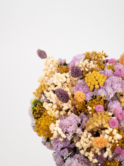 Flores secas y frescas en ramo colorido para decoración floral.