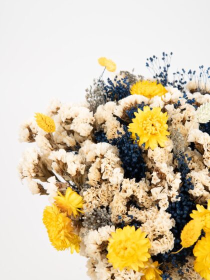 Ramo de flores secas y frescas en tonos amarillos y azules, ideal para decoración y arreglos florale.