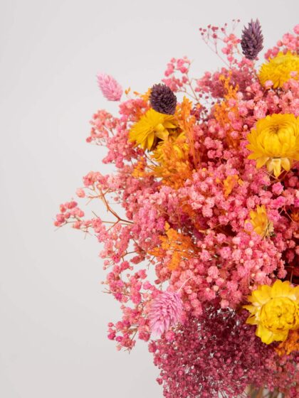 Ramo de flores vibrantes en tonos rosa, amarillo y morado para arreglos florales y decoraciones.