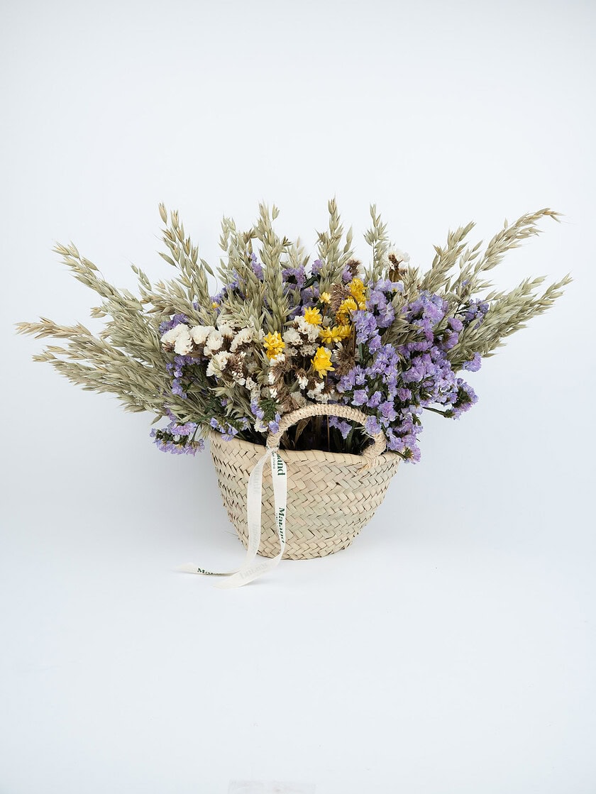 Flores secas y lavanda en cesta decorativa para arreglos florales naturales.