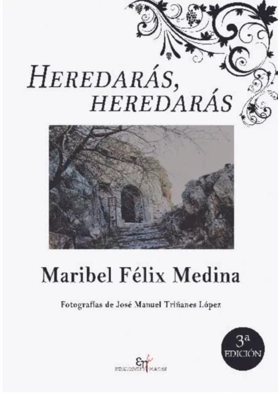 Puerta antigua en paisaje natural, libro Heredarás, Heredarás de Maribel Félix Medina.