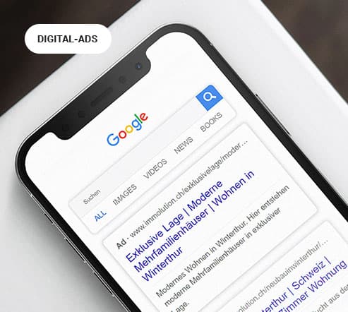 Eine Online-Werbung für Immobilien wird auf einem Handy angezeigt.