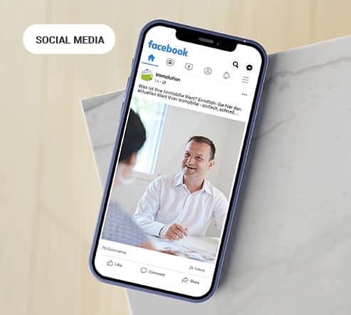 Ein iPhone, auf dem ein Immobilien-Social-Media-Beitrag angezeigt wird.