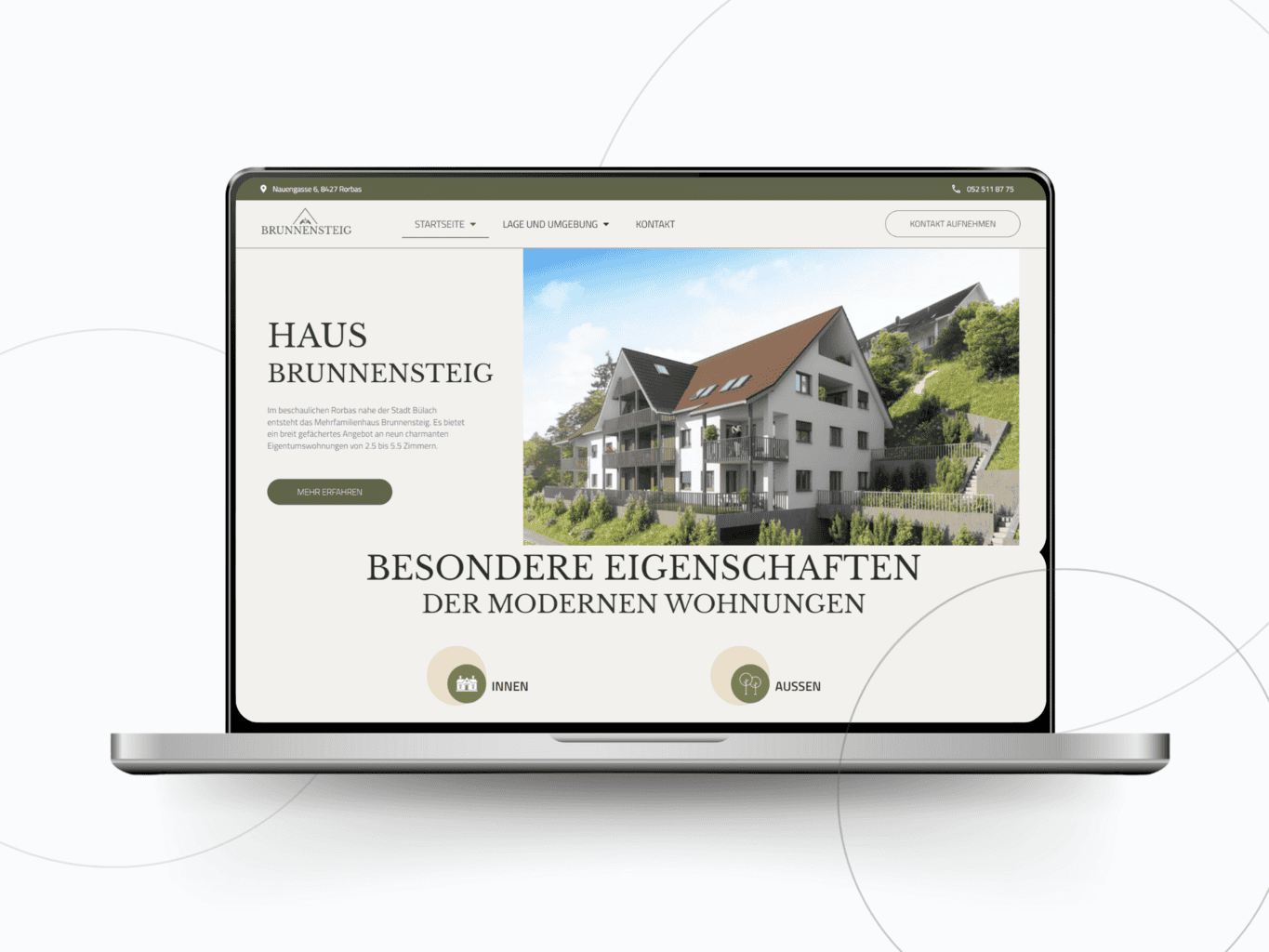 Auf einem Laptop wird im Rahmen einer Portfolio-Neugestaltung eine Webseite für ein Wohnprojekt mit dem Titel „besondere Eigenschaften der modernen Wohnungen“ angezeigt.