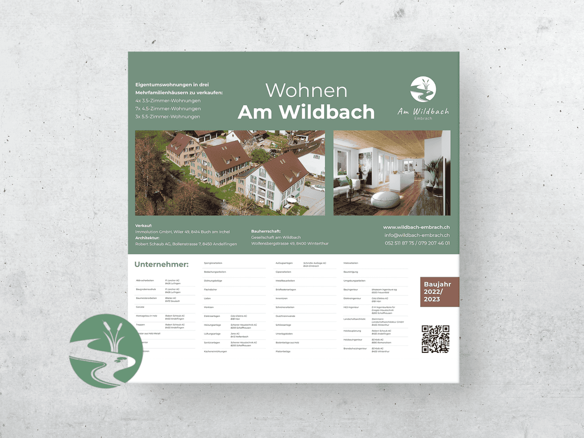 Immobilienflyer für „Wohnen am Wildbach“ mit Gebäudebildern, Lageplan, QR-Code, Logo und Firmendetails auf strukturiertem grauem Hintergrund zur Portfolio-Neugestaltung.