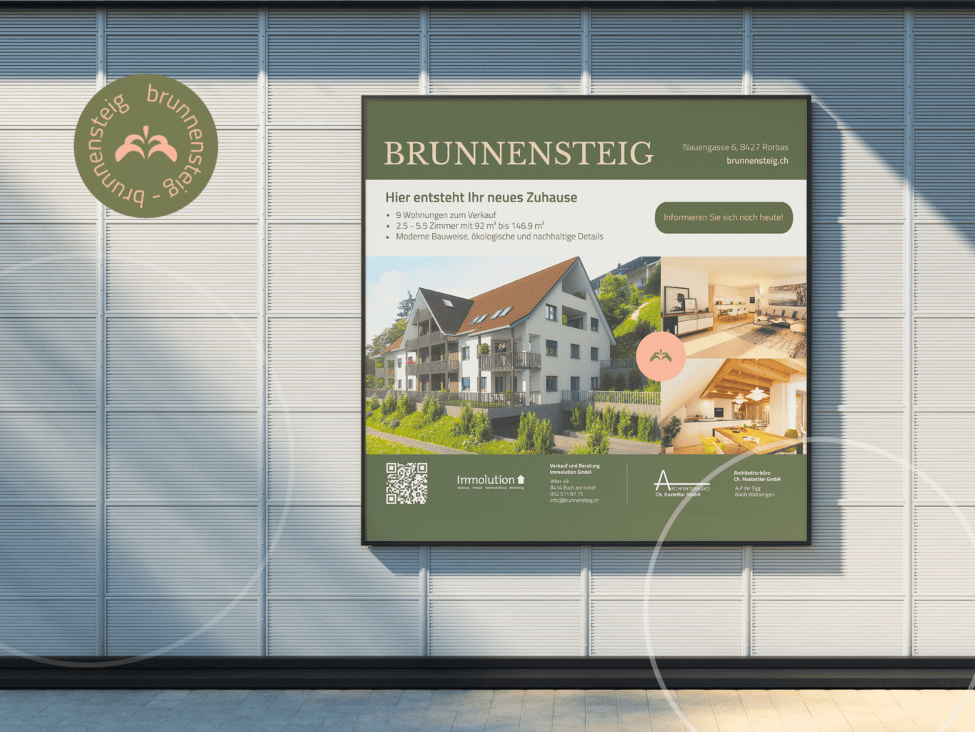 Aussenwerbetafel für neuen Wohnraum mit Bildern von Häusern und Grundrissen sowie Text und einem QR-Code als Teil einer Portfolio-Neugestaltung.