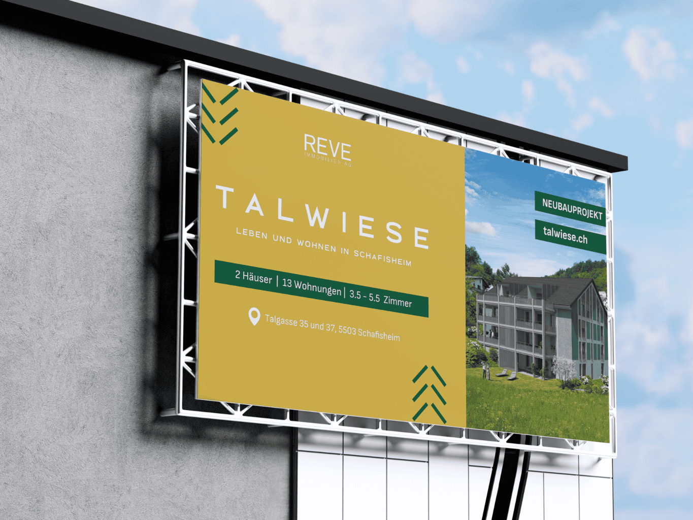 Plakatwand mit einer Werbung für Wohnimmobilien von Reve Talwiese, auf der ein Bild eines modernen Apartmentgebäudes und Informationen zur Neugestaltung des Portfolios zu sehen sind.