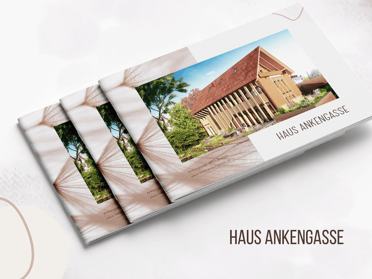 Ein Stapel Broschüren mit dem Bild des Hauses Ankengasse, präsentiert auf einer strukturierten weissen Oberfläche für eine Portfolio-Neugestaltung.