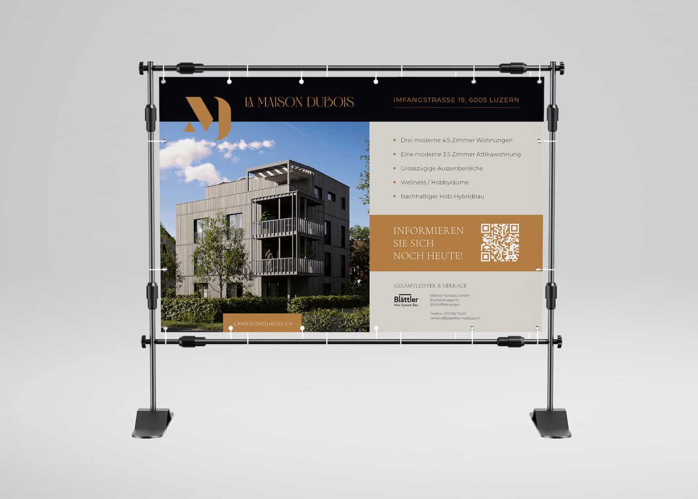 Werbebanner mit einer architektonischen Darstellung eines modernen Gebäudes namens „la maison de jobs“ mit QR-Code und Textdetails vor einem städtischen Hintergrund, das eine Portfolio-Neugestaltung vorführt.