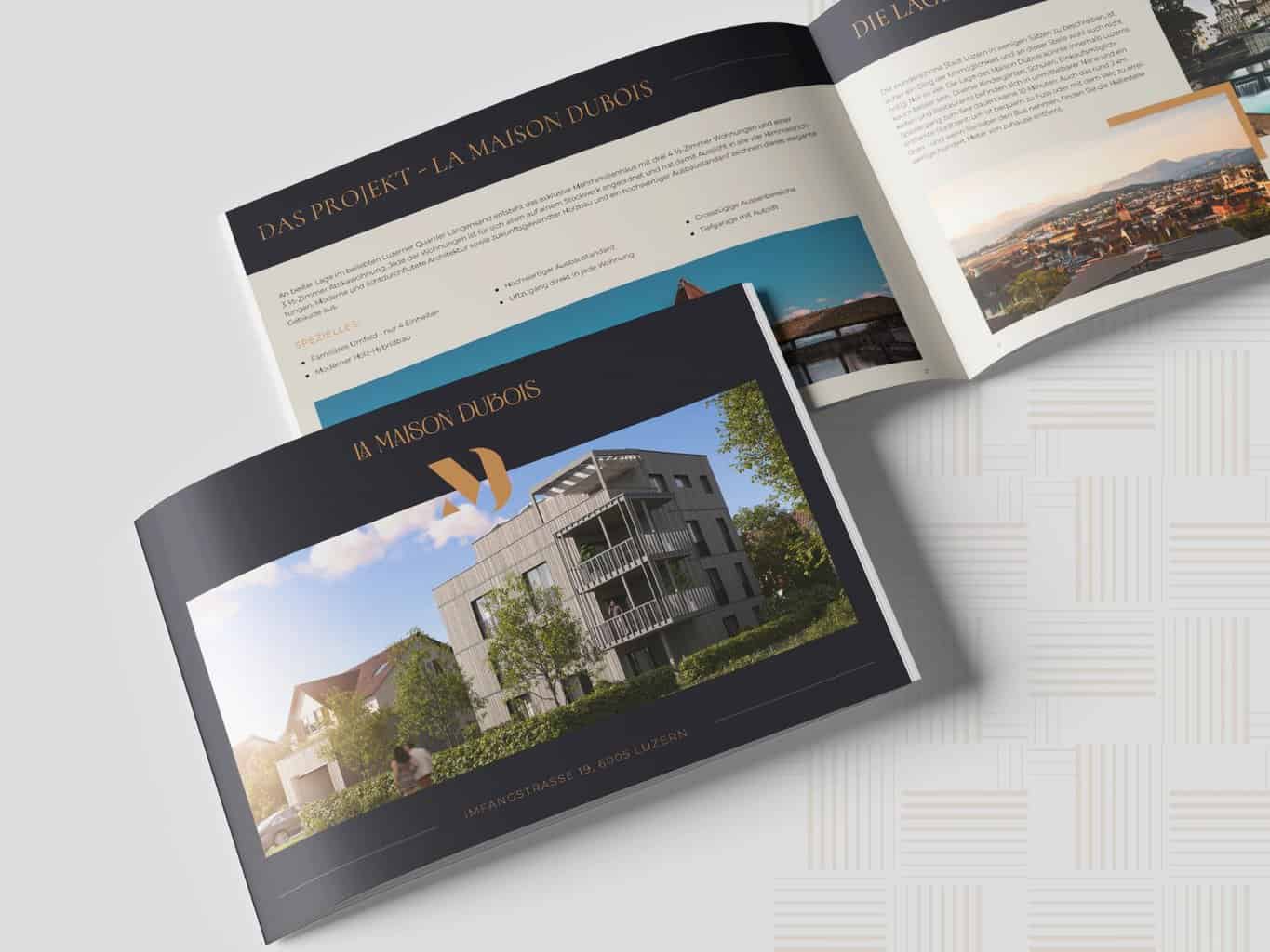 Öffnen Sie Broschüren, die den architektonischen Entwurf und die Einzelheiten des Bauprojekts „La Maison Dubois“ präsentieren und von einer Immobilien-Marketing-Agentur fachmännisch erstellt wurden, um potenzielle Käufer zu fesseln.