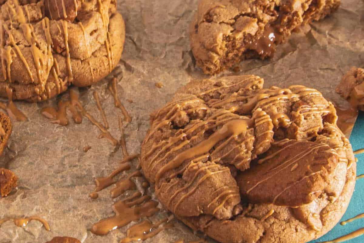 Close-up of the cookies with a caramelized drizzle, highlighting their rich texture.