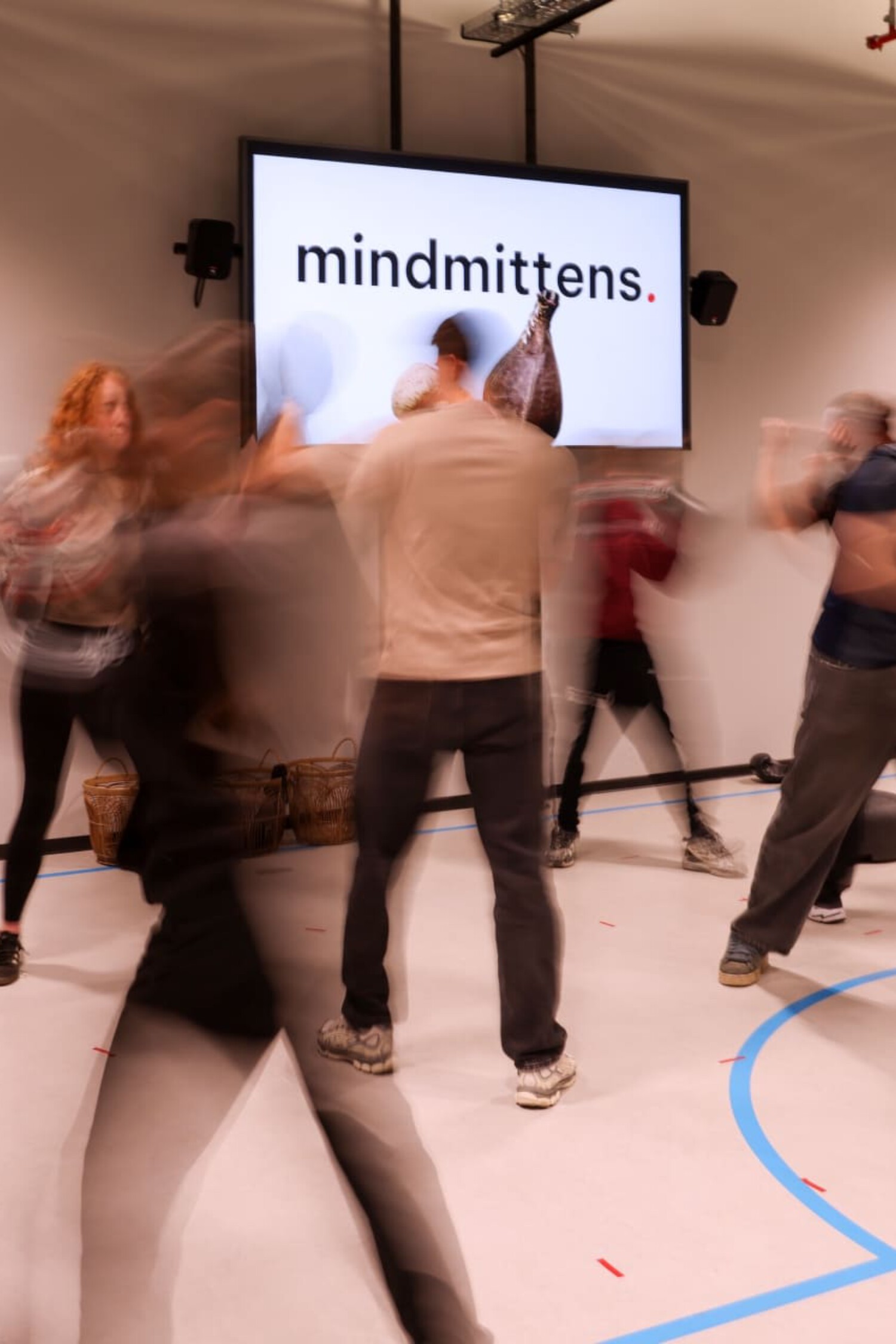 Menschen bei einem interaktiven Workshop mit Robotern und Präsentation.