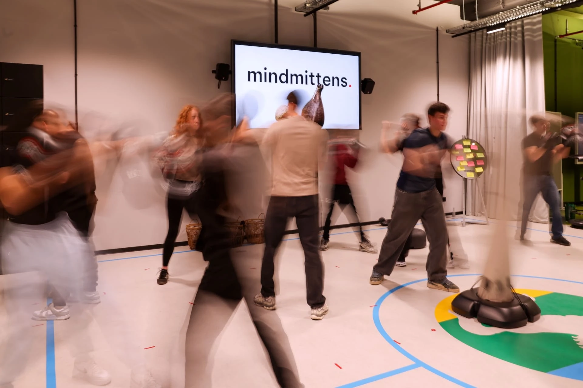 Menschen bei einem interaktiven Workshop mit Robotern und Präsentation.