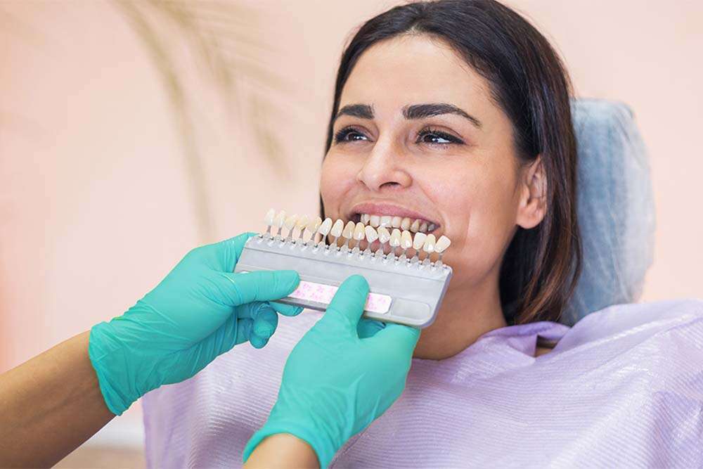 Αλβανός οδοντίατρος εργάζεται σε κορώνες emax. 