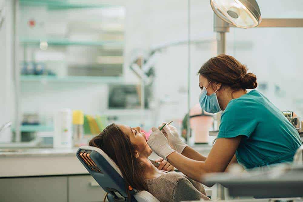 Dentistes en Albanie travaillant sur 4 implants. 