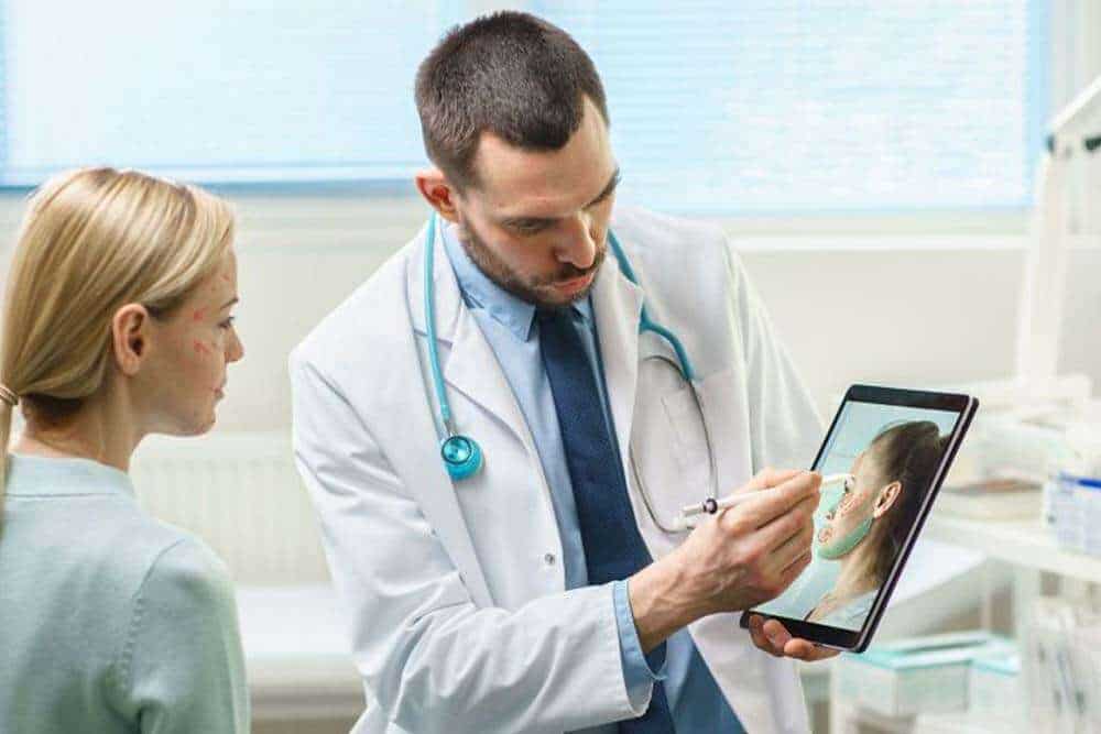 Médico que utiliza un sistema innovador para explicar la cirugía estética