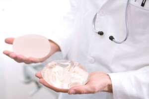 Implants mammaires en Albanie.